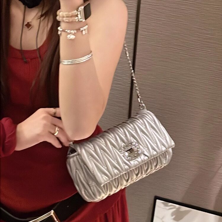 超火小众褶皱银色炼条包