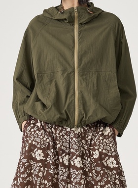 斯琴2023春专柜正品女军绿色立领拉链连帽口袋宽松外套BCCS022144