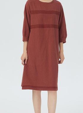 斯琴2022春季新棉麻混纺花生红刺绣圆领系带连衣裙BBCQ00612 1280