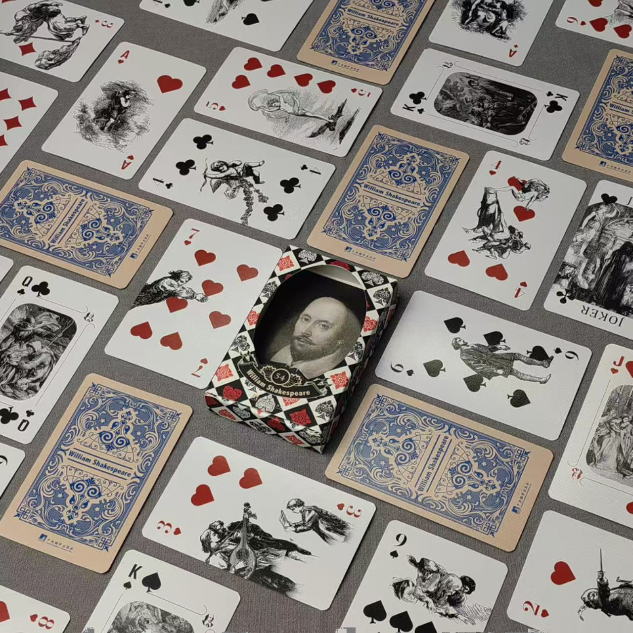 莎士比亚扑克牌 编译文创 材质：300g国产黑芯纸 尺寸：60*97mm