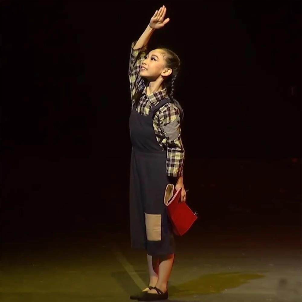 第十一届小河风格黎明表演舞蹈表演服装小报儿童服装报纸舞台道具