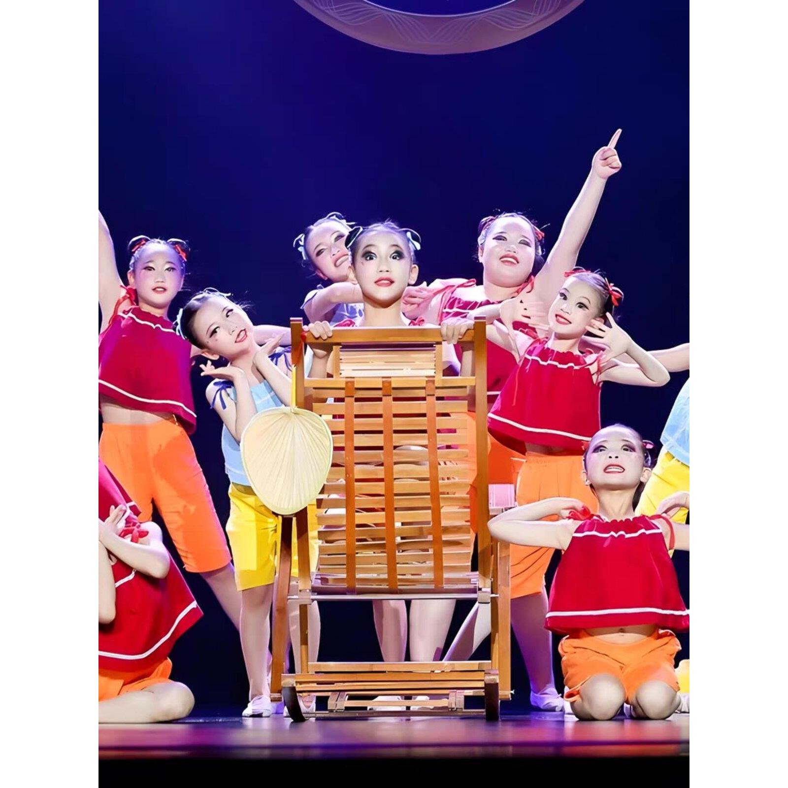 夏季儿童集体舞表演服装香蕉扇与奶奶的桥牌舞蹈服装和道具相媲美