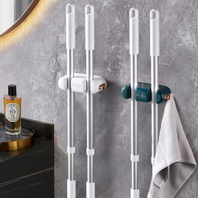 In the bathroom, the house moped the house with a puncture-f