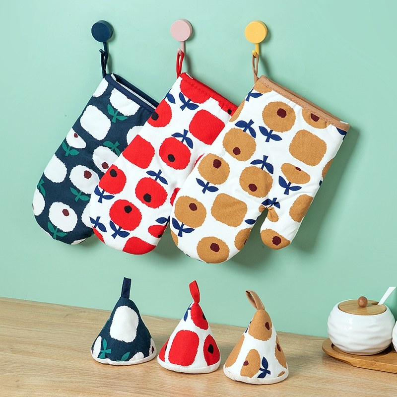 insulation gloves in the kitchen are hot and hot, and the ov