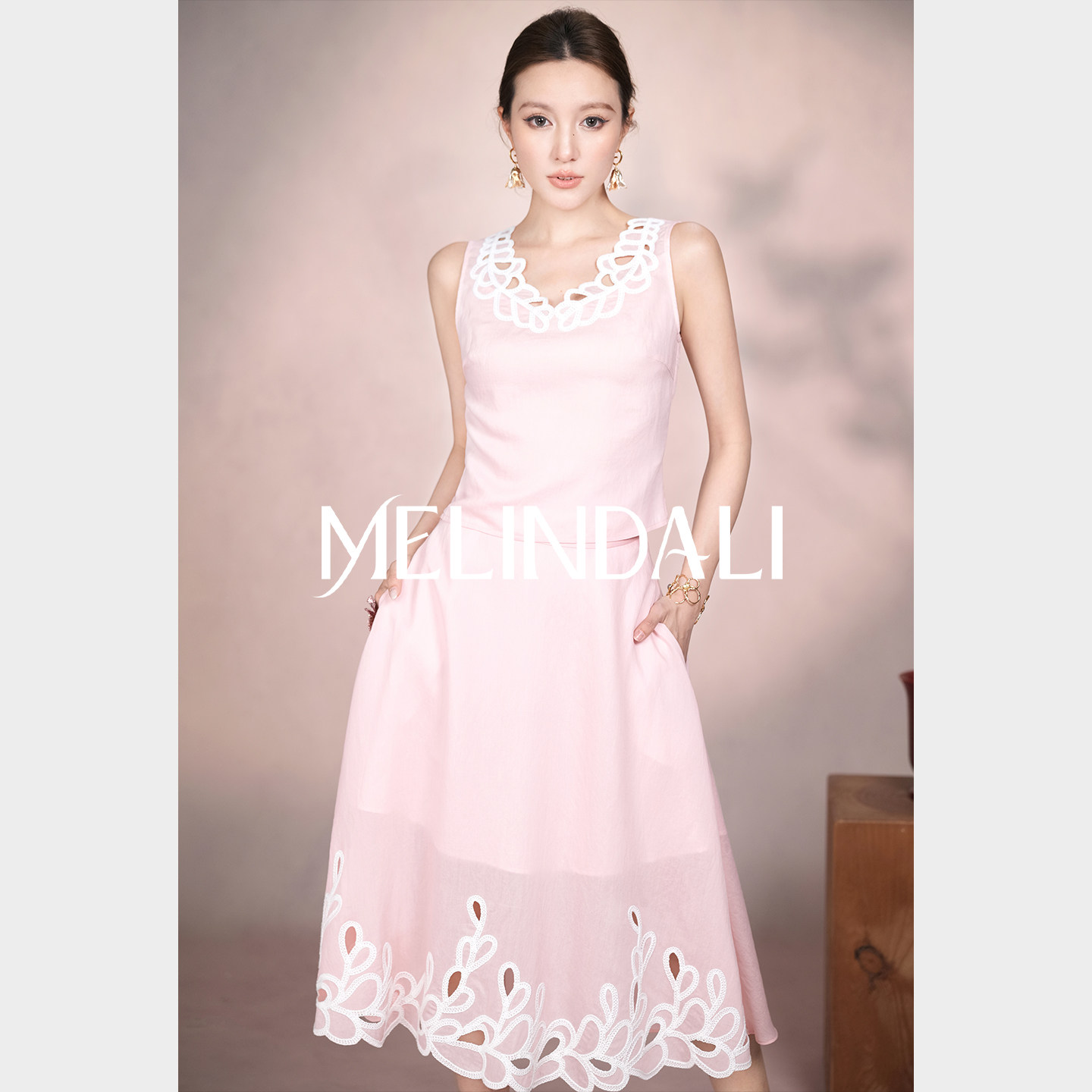MELINDA LI【浮雕粉晶】重工绣花莱赛尔绵羊毛多巴胺背心半裙套装