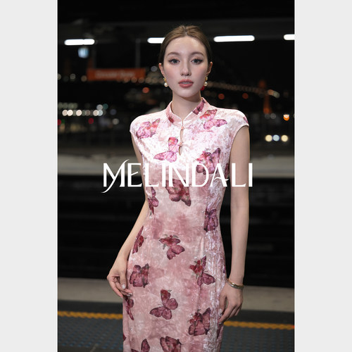 MELINDA LI【花香自来】新中式蝴蝶印花丝绒水滴领修身蕾丝旗袍