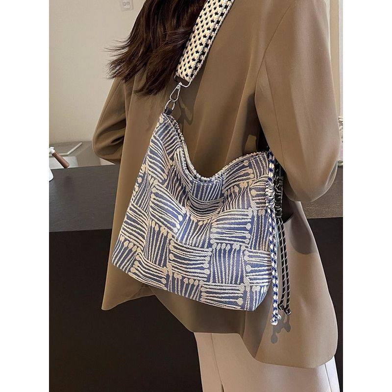 韩系布包2024新款女大容量高级感宽肩带单肩斜挎包小众秋冬帆布包