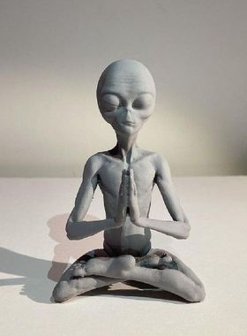 Resin Meditating Alien Sculpture for Room Decoration