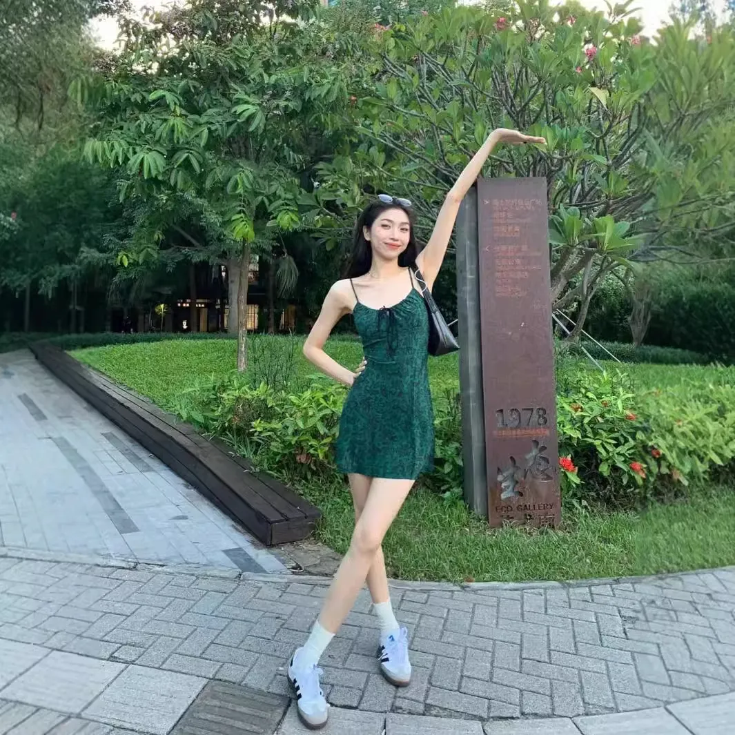 墨绿色复古碎花连衣裙女春夏法式高腰修身显瘦无袖吊带裙辣妹短裙