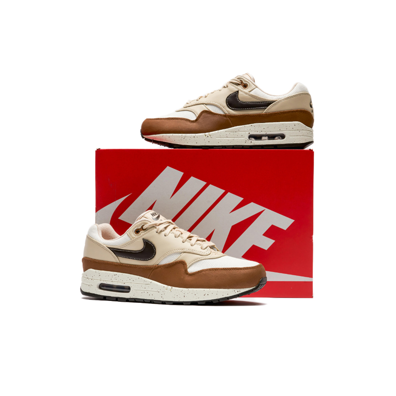 棕褐色透气防滑耐磨健步鞋