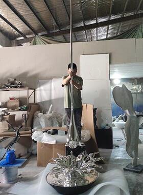 玻璃钢卡通雕塑定制厂家电镀太空人艺术装置大型水滴水花摆件定做