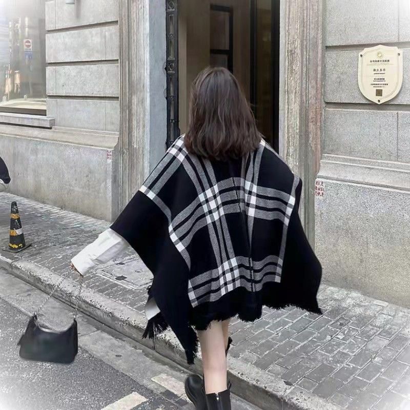 秋冬季百搭黑白格子披肩保暖女外穿斗篷两面穿针织围巾时尚披风厚