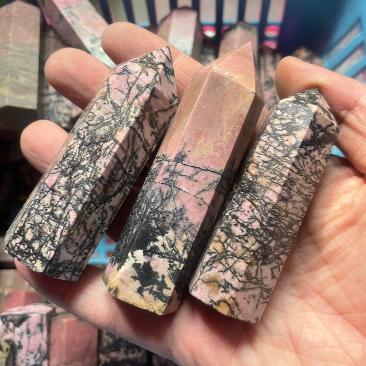 厂家批发天然蔷薇辉石英红纹石六棱单尖水晶柱原石打磨装饰摆件