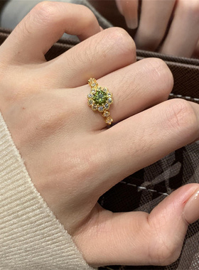 宫廷风爆闪绿色锆石花朵戒指