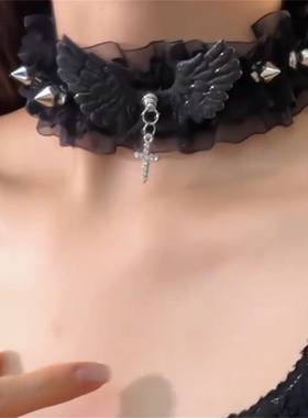 黑色十字架翅膀蕾丝项圈女