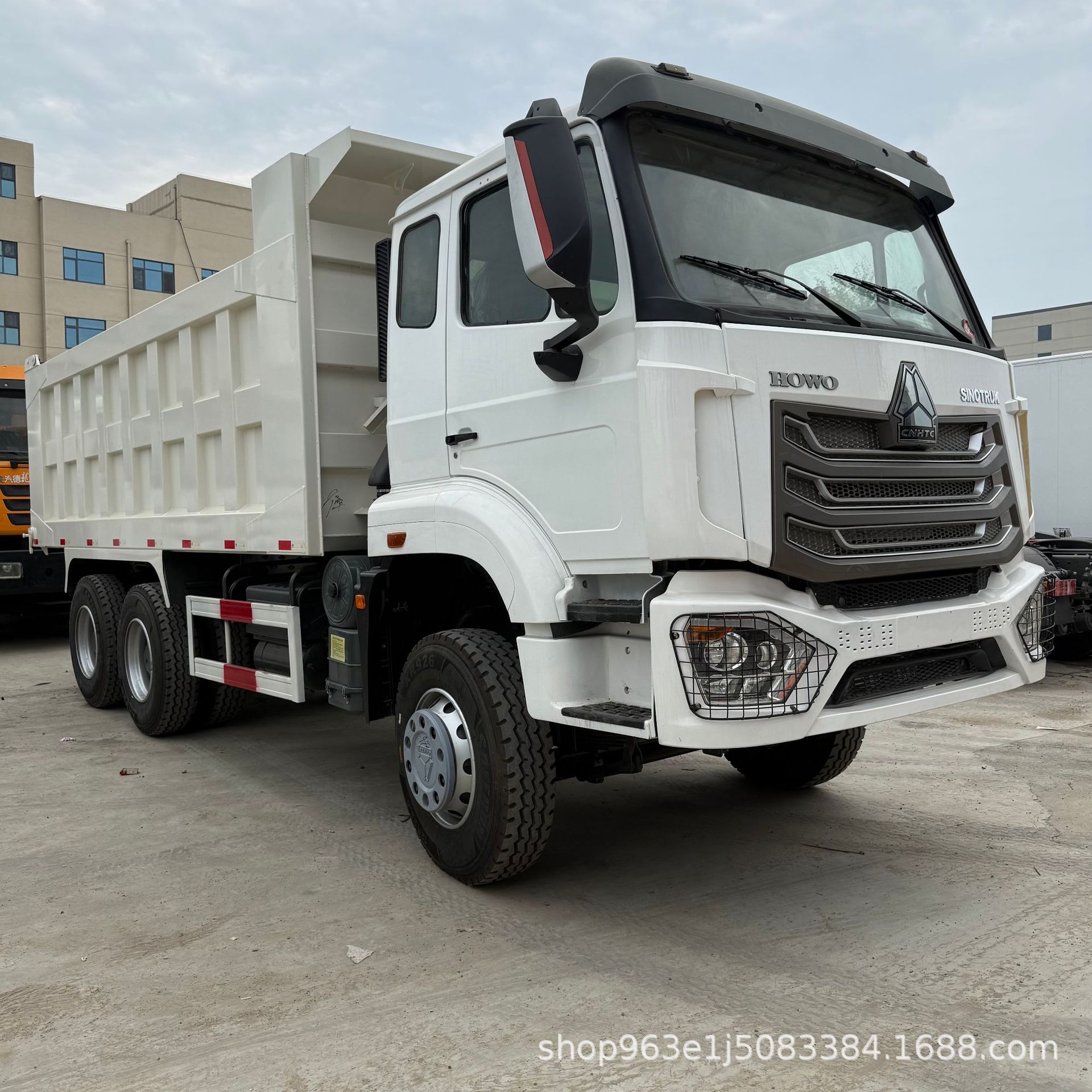 前四后八350马力重型翻斗车