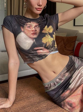 Figure printed slim fitting short shirt 人物印花修身短袖女士