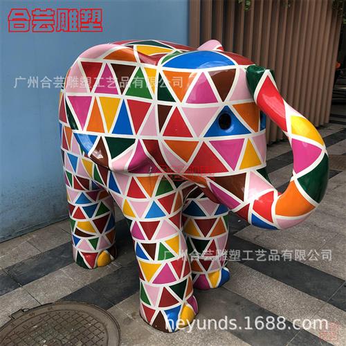 玻璃钢卡通彩绘小大象雕塑大型户外商场美陈创意个性几何动物模型