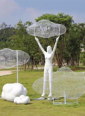 户外铁艺抽象人物雕塑玻璃钢不锈钢镂空云朵摆件广场公园草坪装饰