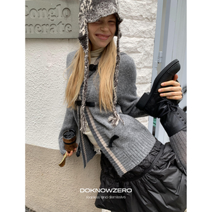 DKZ 连帽毛衣开衫女秋冬新款宽松复古撞色皮扣针织上衣