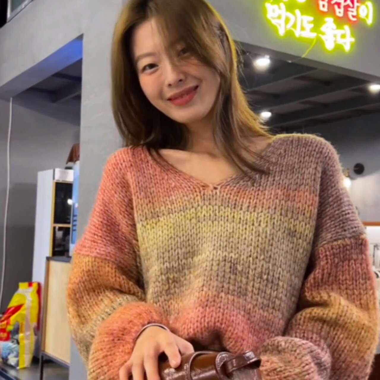 红实搭配渐变撞色毛衣女秋季新款设计感气质休闲韩系针织衫上衣