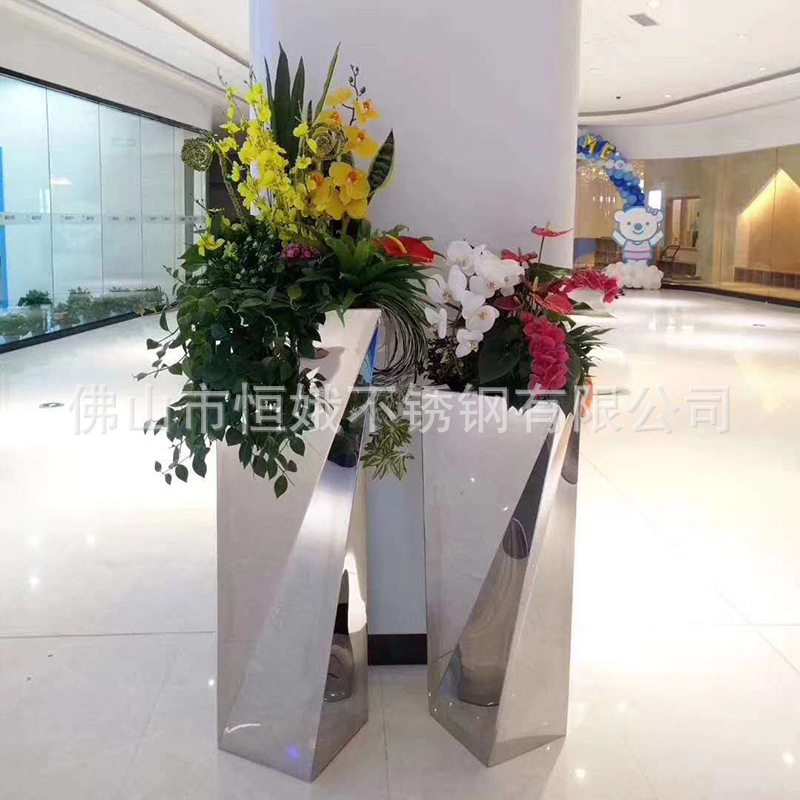 商场室内现代不锈钢芭蕉花盆