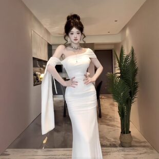 小可wiwi高腰褶皱斜肩连衣裙白色修身气质设计感千金风礼服长裙子