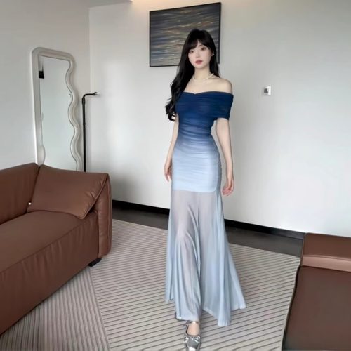 小可wiwi设计感渐变蓝纯欲风一字肩连衣裙夏季海边沙滩度假风长裙