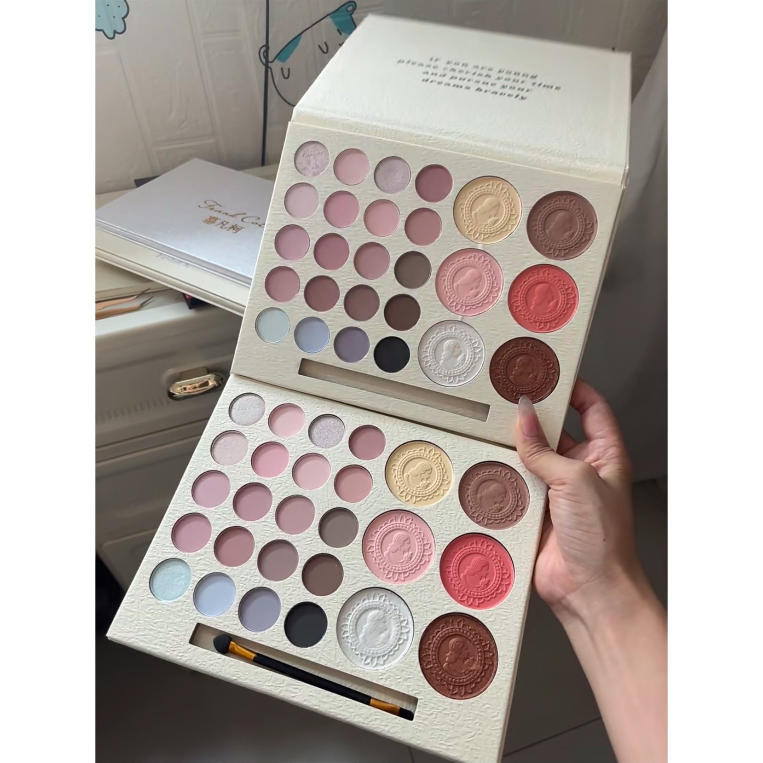 希望它火，又不希望太火！26色眼影盘珠光亮片高光修容腮红眼影,彩妆/香水/美妆工具,眼影,淘宝优惠券,粉丝福利购,淘宝优惠卷