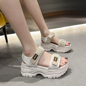 厚底运动凉鞋女2026夏季新款配裙子增高绝美轻便休闲沙滩鞋高级感