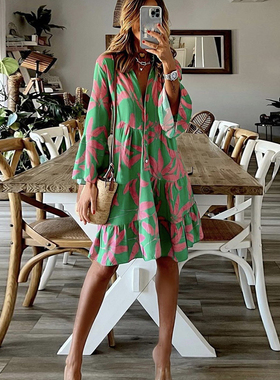 V-neck print horn long-sleeved dress   V领印花喇叭长袖连衣裙