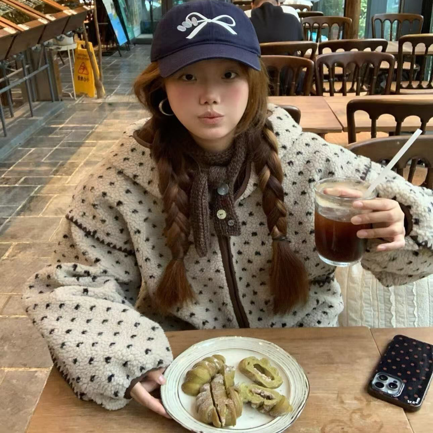 漂亮独特波点连帽羊羔毛外套女潮