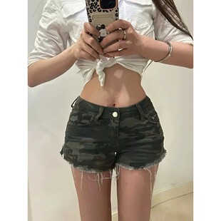低腰毛边修身迷彩牛仔短裤 Low waisted camouflage denim shorts