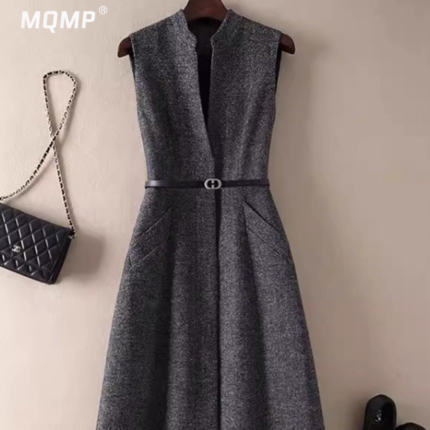 MQMO毛呢无袖连衣裙高级感优雅v领女2026春季新款系带背心打底裙