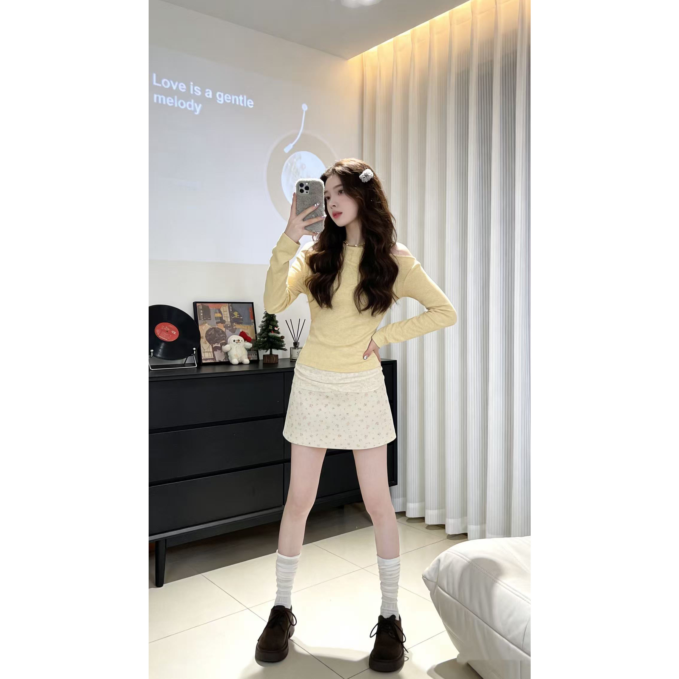 早春甜辣妹一字落肩淡黄色上衣女设计感拼接长袖T恤修身打底套装