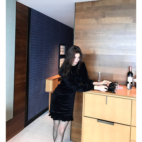 龍喜儿 复古黑色丝绒连衣裙女气质轻奢设计感收腰包臀裙D939