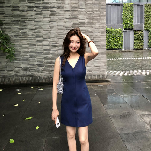 龍喜儿 蓝色连衣裙短款无袖v领设计感宽肩带收腰显瘦羊毛短裙A048