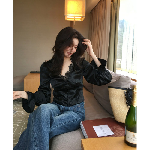 龍喜儿 缎面蕾丝小衫女复古优雅花边喇叭袖深V气质感显瘦上衣Q131
