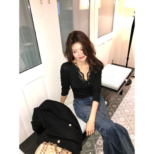 优雅蕾丝拼接V领长袖打底衫女