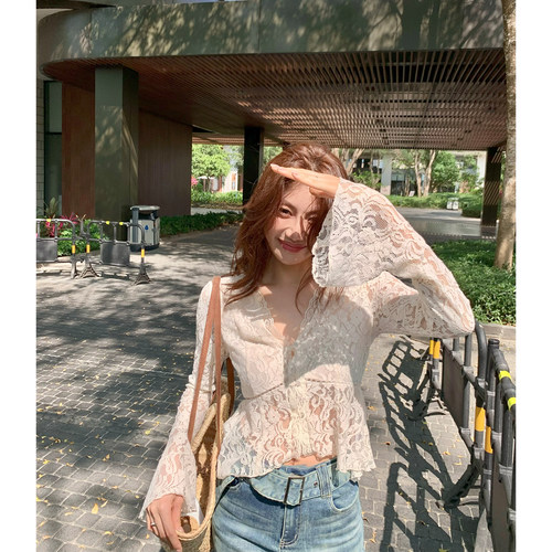 龍喜儿 白色镂空蕾丝上衣女薄款喇叭袖V领收腰修身显瘦衬衣X692
