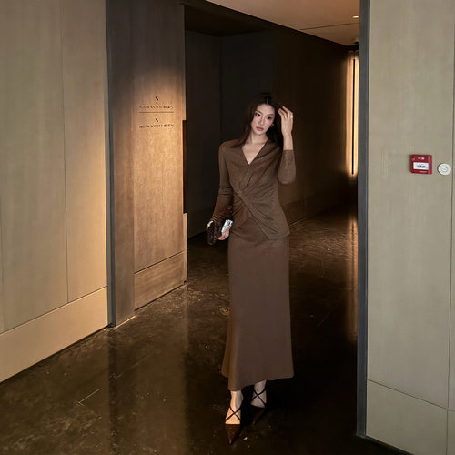 龍喜儿 羊毛套装女长袖V领扭结上衣高腰直筒鱼尾半裙两件套W072