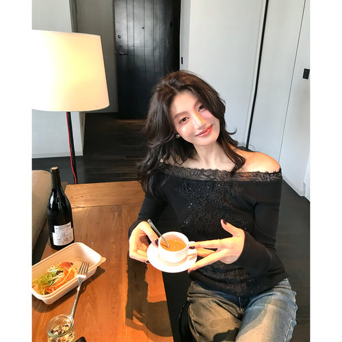 龍喜儿 轻奢高级感黑色蕾丝一字肩花边镂空小衫女修身打底衫D333