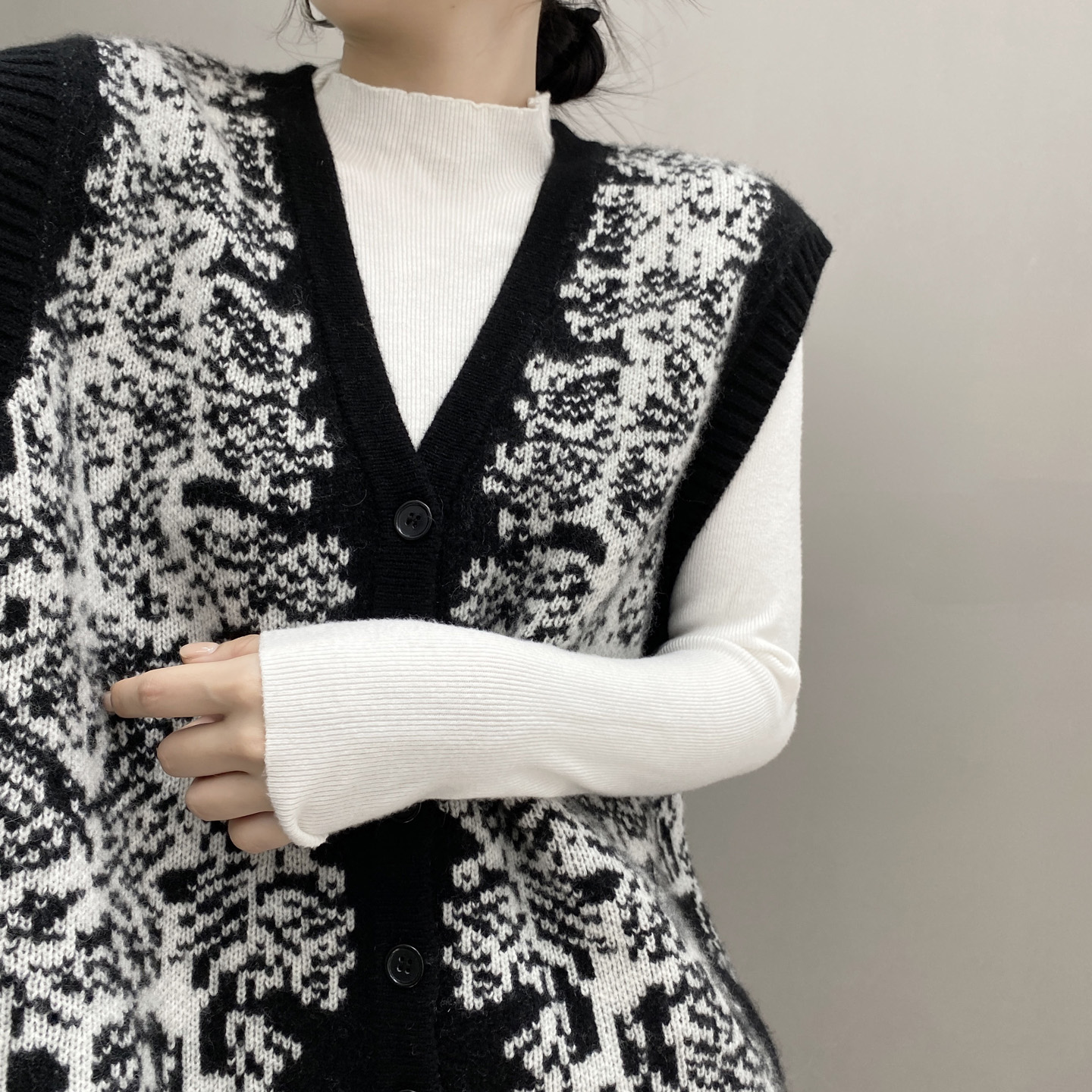 费尔岛风V领无袖羊绒开衫女黑白