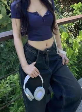 Sexy crop top T-shirt with a fitted neckline 修身方领短款T恤