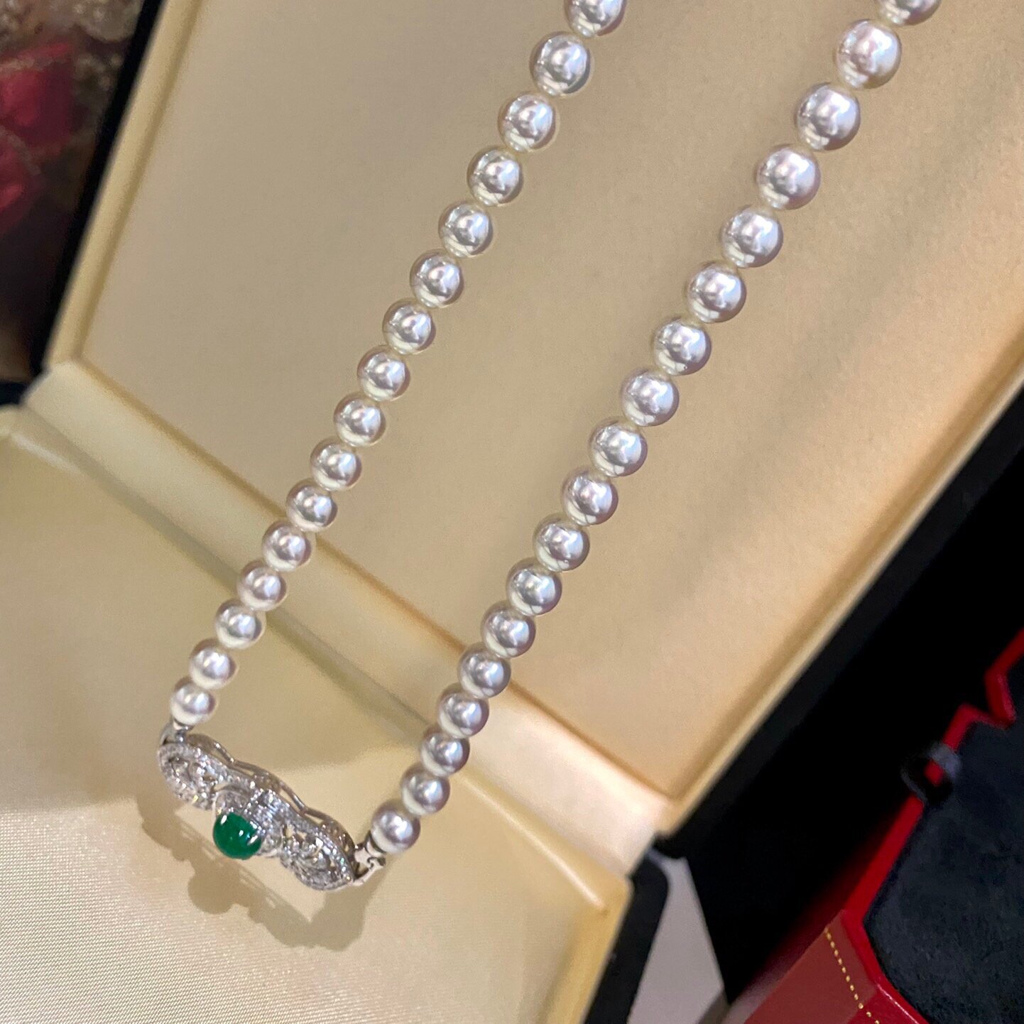 1ct+的阿富汗祖母绿扣头 材质18K金配钻石镶嵌  吊坠扣头两用