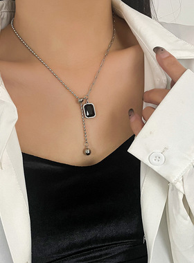 黑色方块钛钢项链女轻奢高级感毛衣链秋冬气质时尚新款锁骨链配饰