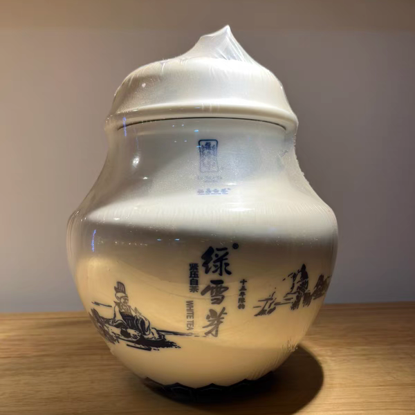 罐装2004年白毫银针绿雪芽