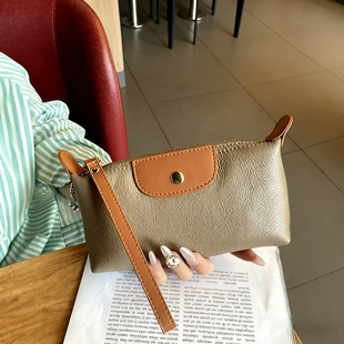 2025新款手拿包女款可放手机手腕带拉链款长款钱包化妆包真软皮