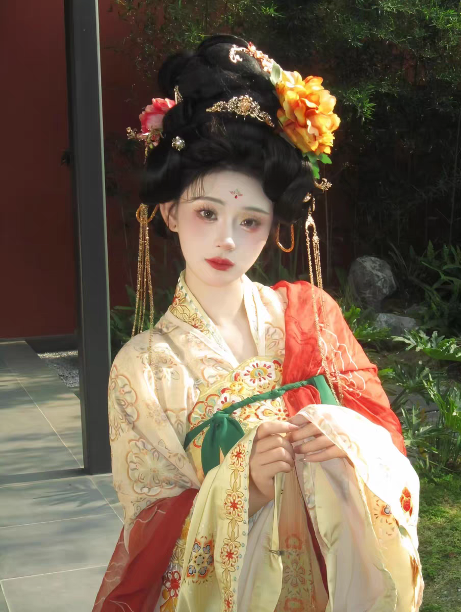 原创重工刺绣超火轻复原汉服套装