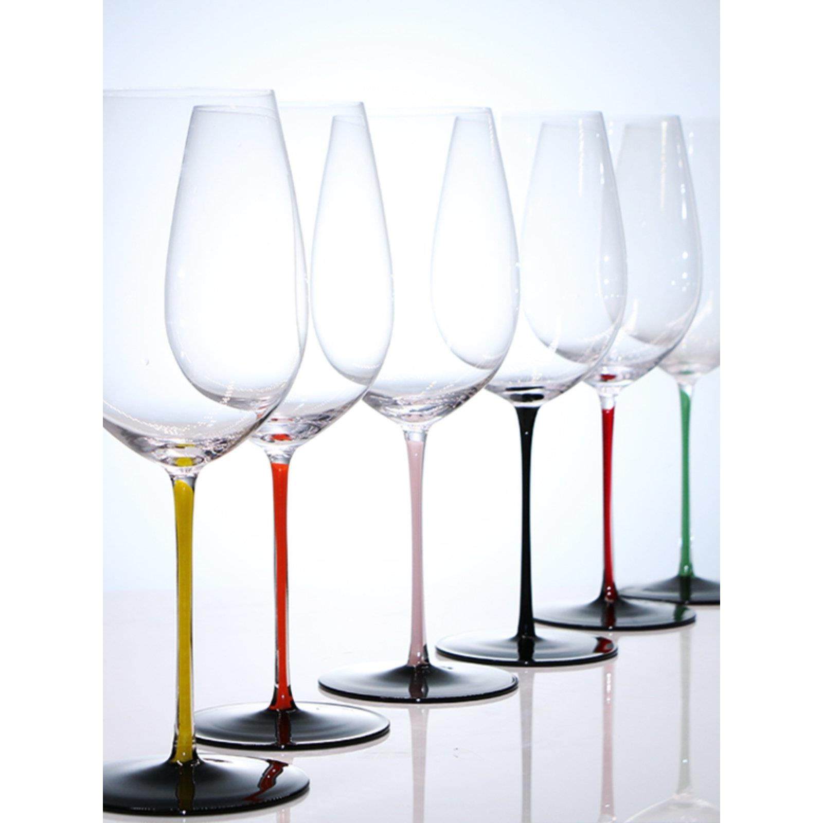 采购产品红色干，黑色背景，波尔多红葡萄酒玻璃领带，勃艮第葡萄